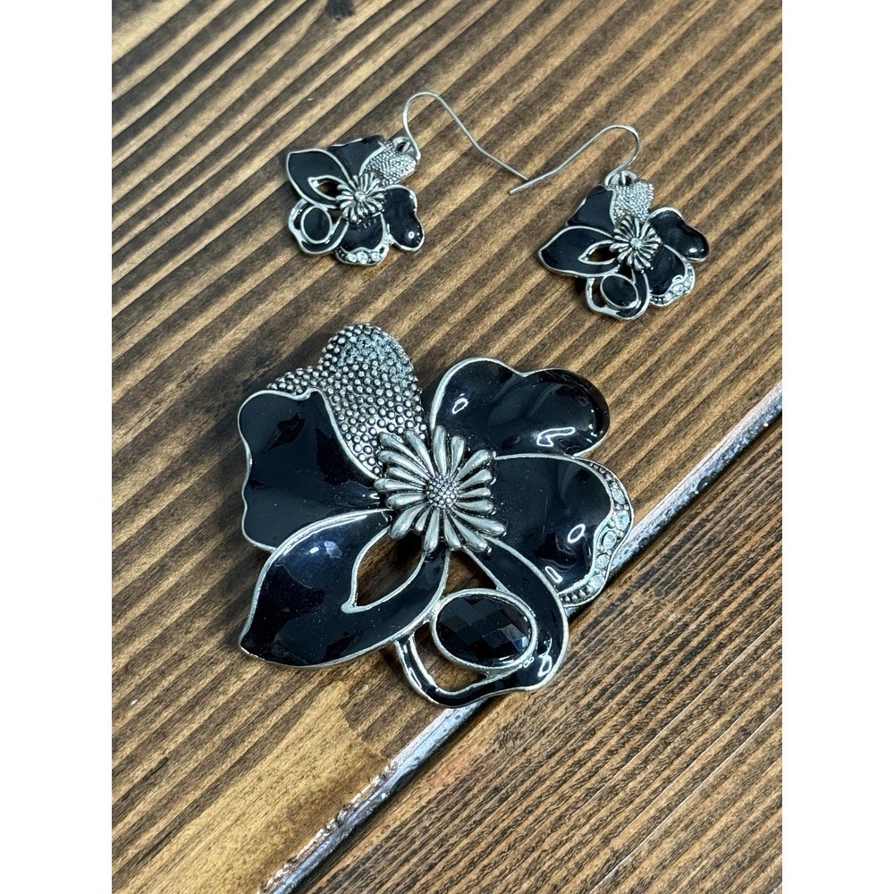 Vintage Black Enamel Floral Pendant and‎ Dangle Earrings